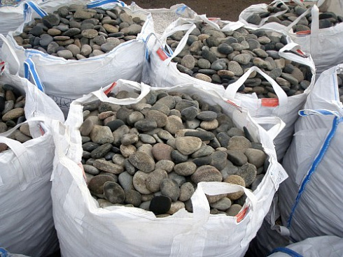 Kamenclub.ru: Галька речная плоская (ассорти) фр. 70-150 мм. купить  в Екатеринбурге галька галечник серый белый темно-серый синий светло-серый плоская природная галька  9000 руб/т   фото КАМЕНЬ КЛУБ