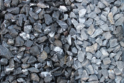 Kamenclub.ru: Щебень крошка черный (мрамор) фр. 20-40 мм.  купить в Екатеринбурге мрамор черный с белыми прожилками мраморная каменная крошка 11000 руб/т   фото КАМЕНЬ КЛУБ