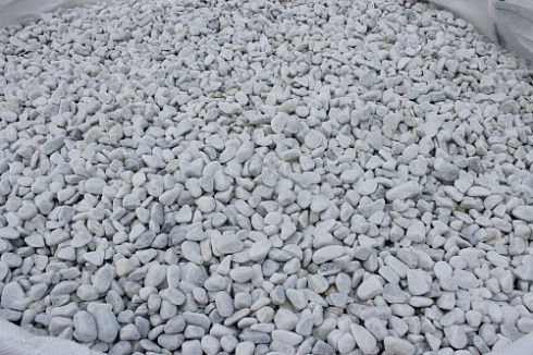 Kamenclub.ru: Мраморная крошка (щебень галтованный белый) фр.10-20 мм.  купить в Екатеринбурге мрамор белый, молочный, айвори окатанный округлый декоративный ландшафтный щебень 17000 руб/т   фото КАМЕНЬ КЛУБ