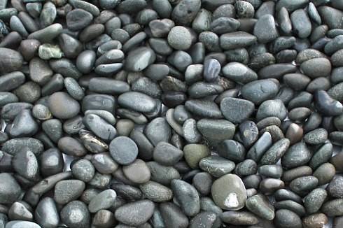 Kamenclub.ru: Галька речная окат (темно-серая) фр. 70-150 мм. купить  в Екатеринбурге галька речная темно-серая, синяя, серая речная галька округлая  8000 руб/т   фото КАМЕНЬ КЛУБ