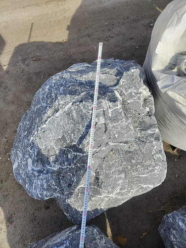 Kamenclub.ru: Черный мрамор скальник фр. 1000-1500 мм.  купить в Екатеринбурге мрамор черный белый серый крупный колотый валун ландшафтный 9000 руб/т   фото КАМЕНЬ КЛУБ