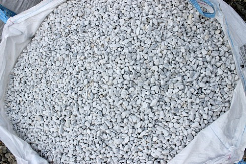 Kamenclub.ru: Мраморная крошка (щебень галтованный белый) фр.10-20 мм.  купить в Екатеринбурге мрамор белый, молочный, айвори окатанный округлый декоративный ландшафтный щебень 17000 руб/т   фото КАМЕНЬ КЛУБ