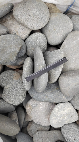 Kamenclub.ru: Галька речная плоская (темно-серая) фр. 70-150 мм. купить  в Екатеринбурге галечник природный темно-серый серый синий речная плоская природная окатанная  9000 руб/т   фото КАМЕНЬ КЛУБ
