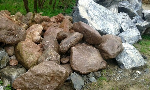 Kamenclub.ru: Конгломераты фр. 300-1000 мм.  купить в Екатеринбурге кварц мрамор диабаз коричневый, серый зеленоватый речной валун крупный 6500 руб/т   фото КАМЕНЬ КЛУБ