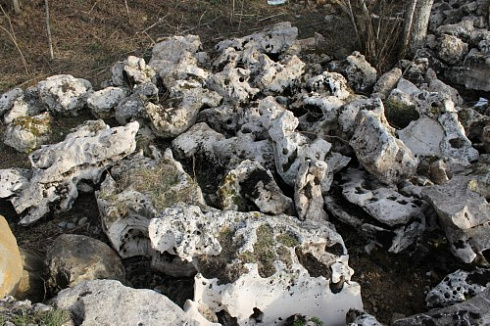 Kamenclub.ru: Выветренный известняк (степной) фр. 500-1500 мм.  купить в Екатеринбурге    10000 руб/т   фото КАМЕНЬ КЛУБ