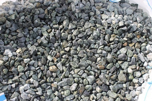 Kamenclub.ru: Щебень крошка зеленый (змеевик) фр. 20-40 мм.  купить в Екатеринбурге мрамор зеленый, салатовый ландшафтная мраморная крошка 8500 руб/т   фото КАМЕНЬ КЛУБ
