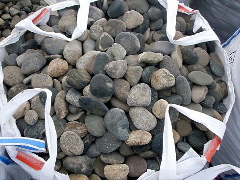 Kamenclub.ru: Галька речная плоская (ассорти) фр. 100-200-300 мм. купить  в Екатеринбурге галька плоская разноцветная серый белый темно-серый синий речная галька ландшафтная 8000 руб/т   фото КАМЕНЬ КЛУБ