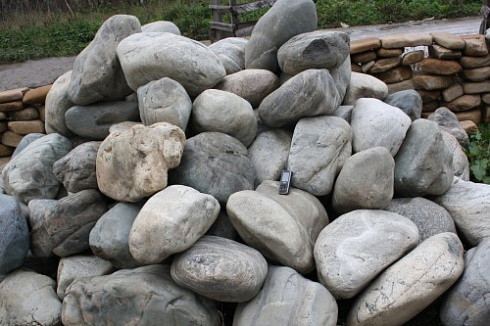 Kamenclub.ru: Речной валун Кабанчик фр.300-500 мм.  купить в Екатеринбурге крупный природный камень галька серый, темно-серый речной валун галечник масштабный 7000 руб/т   фото КАМЕНЬ КЛУБ