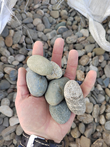 Kamenclub.ru: Галька речная окат (пестрая) фр. 20-40 мм. купить  в Екатеринбурге галька речная пестрая, серая, серые оттенки галька речная окатанная округлая 5000 руб/т   фото КАМЕНЬ КЛУБ