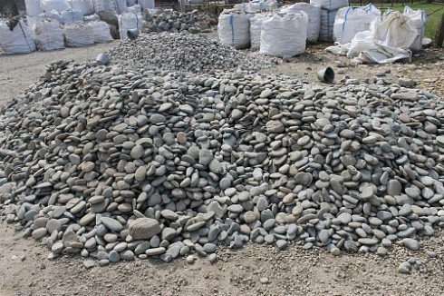 Kamenclub.ru: Галька речная плоская (ассорти) фр. 70-150 мм. купить  в Екатеринбурге галька галечник серый белый темно-серый синий светло-серый плоская природная галька  9000 руб/т   фото КАМЕНЬ КЛУБ