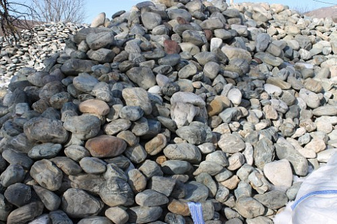 Kamenclub.ru: Ландшафтные валунчики фр.100-500 мм.  купить в Екатеринбурге крупный природный камень серый, темно-серый, светло-серый речной валун крупный 4800 руб/т   фото КАМЕНЬ КЛУБ