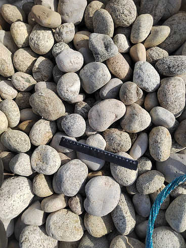 Kamenclub.ru: Галька речная окат (серо-белая) фр. 70-120 мм купить  в Екатеринбурге галька галечник бело-серая, серо-белая, серая, белая речная природная галька  8000 руб/т   фото КАМЕНЬ КЛУБ