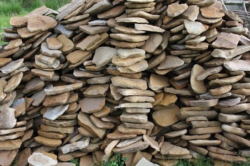 Kamenclub.ru: Песчаник колотый для облицовки (фр. 2-3 см)  купить в Екатеринбурге песчаник бежевый серый рыжий песчаник строительный 5000 руб/т   фото КАМЕНЬ КЛУБ