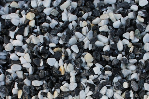 Kamenclub.ru: Мраморная крошка (щебень галтованный микс:белый-черный) фр.10-20 мм.  купить в Екатеринбурге мрамор белый, черный окатанные округлые декоративные ландшафтные камни щебня 15500 руб/т   фото КАМЕНЬ КЛУБ