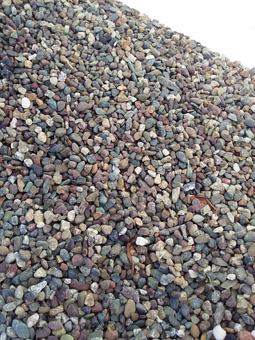 Kamenclub.ru: Галька речная окат цветная фр.5-10 мм. купить  в Екатеринбурге галька речная белый, серый, красноватый, синий, темно-серый речная окатанная галька декоративная 6800 руб/т   фото КАМЕНЬ КЛУБ