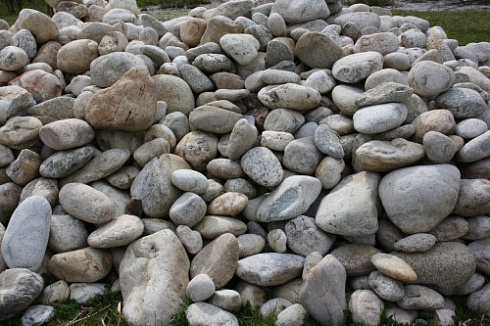 Kamenclub.ru: Бело-серый валунчик фр.100-300 мм.  купить в Екатеринбурге крупный камень для ландшафта серый, белый бело-серый валун крупная галька 4500 руб/т   фото КАМЕНЬ КЛУБ