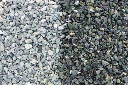 Kamenclub.ru: Мраморная крошка (щебень галтованный микс:зеленый-черный) фр.10-20 мм.  купить в Екатеринбурге мрамор зеленый, черный декоративные ландшафтные окатанные округлые камни щебня 14500 руб/т   фото КАМЕНЬ КЛУБ