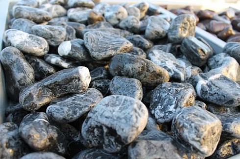 Kamenclub.ru: Щебень галтованный черный (мрамор) фр.20-40 мм.  купить в Екатеринбурге мрамор черный с белыми прожилками мрамор окатанный округлый 15000 руб/т   фото КАМЕНЬ КЛУБ