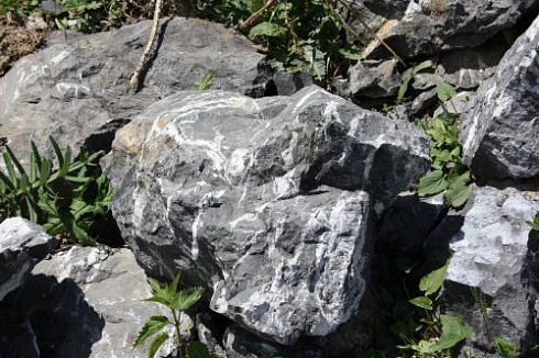 Kamenclub.ru: Черный мрамор скальник фр. 1000-1500 мм.  купить в Екатеринбурге мрамор черный белый серый крупный колотый валун ландшафтный 9000 руб/т   фото КАМЕНЬ КЛУБ