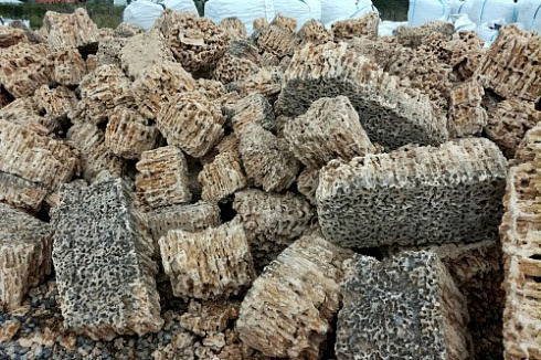 Kamenclub.ru: Крымский природный меотис фр. 100-500 мм.  купить в Екатеринбурге меотис бежевый рыжий молочный желтый ракушечник 4 500 руб/т   фото КАМЕНЬ КЛУБ