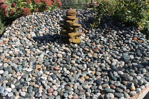 Kamenclub.ru: Галька окат (цветная картошка) фр. 50-100 мм. купить  в Екатеринбурге галька природная окатанная серый белый цветной синий темно-серый коричневый округлый галечник окатанный 6800 руб/т   фото КАМЕНЬ КЛУБ