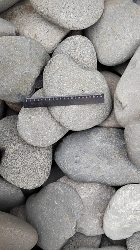 Kamenclub.ru: Галька речная плоская (темно-серая) фр. 70-150 мм. купить  в Екатеринбурге галечник природный темно-серый серый синий речная плоская природная окатанная  9000 руб/т   фото КАМЕНЬ КЛУБ