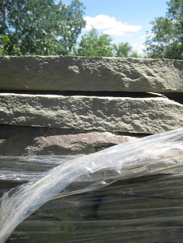 Kamenclub.ru: Песчаник пластушка серо-зеленый (3,0 см)  купить в Екатеринбурге песчаник серо-зеленый, серый, зеленый песчаник пластушка колотый рваный ландшафтный 10200 руб/м3   фото КАМЕНЬ КЛУБ