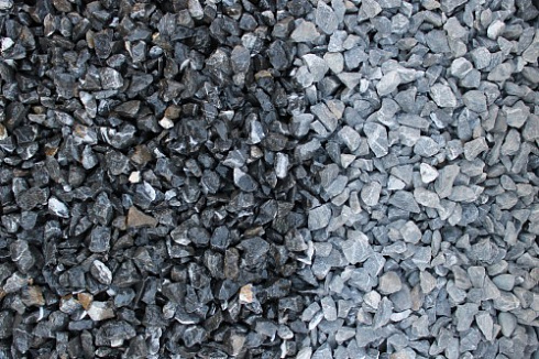 Kamenclub.ru: Щебень крошка черный (мрамор) фр. 10-20 мм.  купить в Екатеринбурге мрамор черный с белыми прожилками, черный, белый каменная ландшафтная декоративная крошка щебня 11000 руб/т   фото КАМЕНЬ КЛУБ