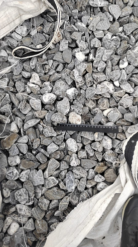 Kamenclub.ru: Щебень галтованный черный (мрамор) фр.40-70 мм.  купить в Екатеринбурге мрамор черный с белыми прожилками, черный, белый щебень галтованный округлый 13500 руб/т   фото КАМЕНЬ КЛУБ