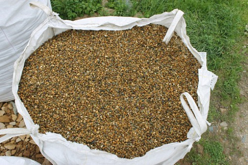 Kamenclub.ru: Галька окат (серо-желтая) фр.10-20 мм. купить  в Екатеринбурге галька серо-желтая, рыжая, серый речная окатанная округлая галька 5000 руб/т   фото КАМЕНЬ КЛУБ