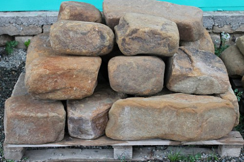 Kamenclub.ru: Песчаник для строительства и кладки (фр. 200-400 мм)  купить в Екатеринбурге песчаник бежевый серый рыжий желтый блоки для строительства из песчаника 6500 руб/т   фото КАМЕНЬ КЛУБ