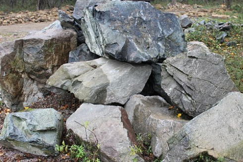 Kamenclub.ru: Змеевик скальник фр. 500-1500 мм.  купить в Екатеринбурге змеевик зеленый серый черный глыба скальная колотая 7500 руб/т   фото КАМЕНЬ КЛУБ