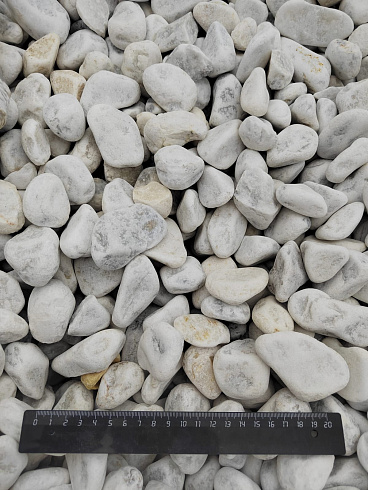 Kamenclub.ru: Мраморная крошка (щебень галтованный белый) фр.40-70 мм.  купить в Екатеринбурге мрамор белый молочный айвори окатанный округлый природный камень 17000 руб/т   фото КАМЕНЬ КЛУБ
