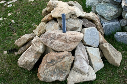 Kamenclub.ru: Песчаник декоративный ландшафтный (фр. 300-500 мм)  купить в Екатеринбурге песчаник желтый рыжий серый зеленый валун речной окатанный природный песчаника 4 500 руб/т   фото КАМЕНЬ КЛУБ