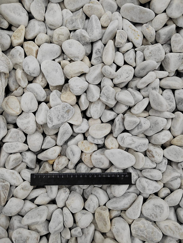 Kamenclub.ru: Мраморная крошка (щебень галтованный белый) фр.40-70 мм.  купить в Екатеринбурге мрамор белый молочный айвори окатанный округлый природный камень 17000 руб/т   фото КАМЕНЬ КЛУБ