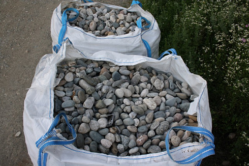 Kamenclub.ru: Галька речная окат (серая) фр.40-60 мм купить  в Екатеринбурге галька речная серый бежевый рыжий коричневый округлый речной камень 5000 руб/т   фото КАМЕНЬ КЛУБ