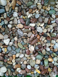 Kamenclub.ru: Галька речная окат цветная фр.5-10 мм. купить  в Екатеринбурге галька речная белый, серый, красноватый, синий, темно-серый речная окатанная галька декоративная 6800 руб/т   фото КАМЕНЬ КЛУБ