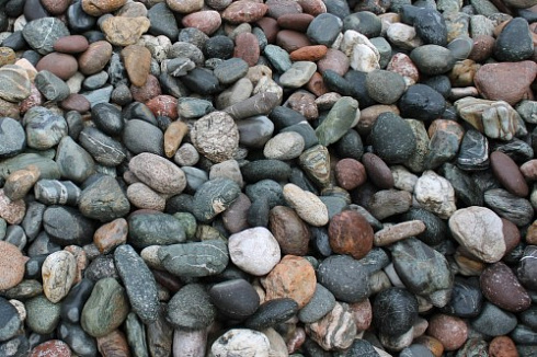 Kamenclub.ru: Галька речная окат (ассорти) фр. 50-100 мм. купить  в Екатеринбурге галька природная округлая серая белая черная серая коричневая синяя галька речная окатанная округлая 6200 руб/т   фото КАМЕНЬ КЛУБ
