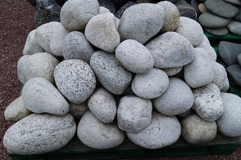 Kamenclub.ru: Бело-серый валунчик фр.100-300 мм.  купить в Екатеринбурге крупный камень для ландшафта серый, белый бело-серый валун крупная галька 4500 руб/т   фото КАМЕНЬ КЛУБ