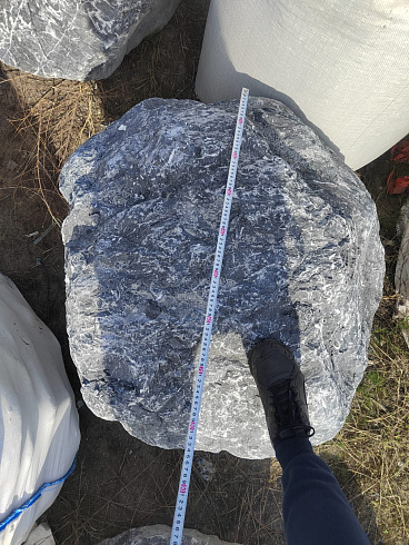 Kamenclub.ru: Черный мрамор скальник фр. 1000-1500 мм.  купить в Екатеринбурге мрамор черный белый серый крупный колотый валун ландшафтный 9000 руб/т   фото КАМЕНЬ КЛУБ
