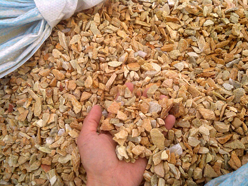 Kamenclub.ru: Щебень крошка желтый (ЗЛАТОЛИТ) фр. 5-10 мм.  купить в Екатеринбурге мрамор золотистый, бежевый, желтый каменная ландшафтная декоративная крошка здатолита 8500 руб/т   фото КАМЕНЬ КЛУБ