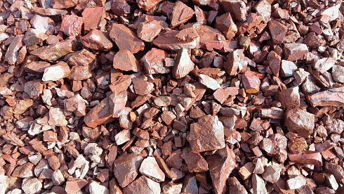 Kamenclub.ru: Щебень крошка красный (ЯШМА) фр. 5-10 мм.  купить в Екатеринбурге крошка каменная яшмы красный, бордовый, темно-красный декоративная крошка ландшафтная каменная яшмоидная 8500 руб/т   фото КАМЕНЬ КЛУБ