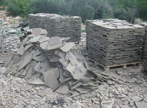 Kamenclub.ru: Песчаник пластушка серо-зеленый (1,5 см)  купить в Екатеринбурге плитняк - пластушка серо-зеленый, серый, зеленый пластушка рваная ландшафтная колотая 10200 руб/м3   фото КАМЕНЬ КЛУБ