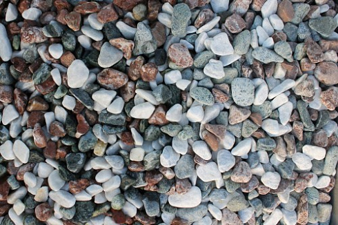 Kamenclub.ru: Мраморная крошка (щебень галтованный микс:белый-зеленый-розовый) фр.20-40 мм.  купить в Екатеринбурге мрамор белый, зеленый, розовый мрамор декоративный (галтовка) 15500 руб/т   фото КАМЕНЬ КЛУБ