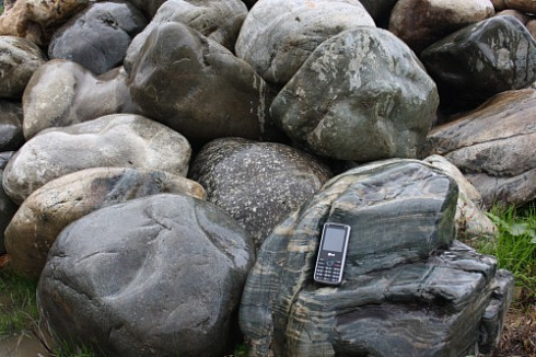 Kamenclub.ru: Речной валун Кабанчик фр.300-500 мм.  купить в Екатеринбурге крупный природный камень галька серый, темно-серый речной валун галечник масштабный 7000 руб/т   фото КАМЕНЬ КЛУБ