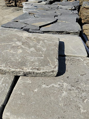 Kamenclub.ru: Песчаник пластушка светло-серый (3,0 см)  купить в Екатеринбурге песчаник светло-серый, серый песчаник рваный ландшафтный колотый 13800 руб/м3   фото КАМЕНЬ КЛУБ