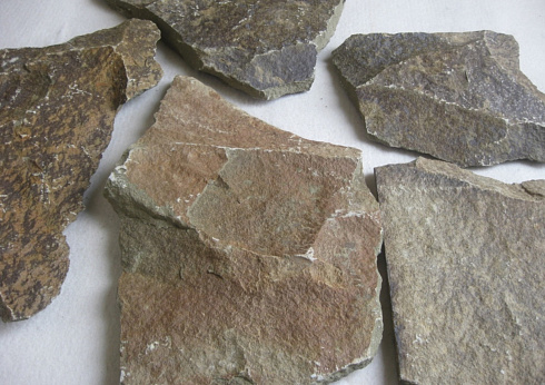 Kamenclub.ru: Песчаник пластушка "фонтанка" серо-зеленая (3,0-5,0 см)  купить в Екатеринбурге песчаник серо-зеленая колотые плитки облицовочные пластушки 11400 руб/м3   фото КАМЕНЬ КЛУБ