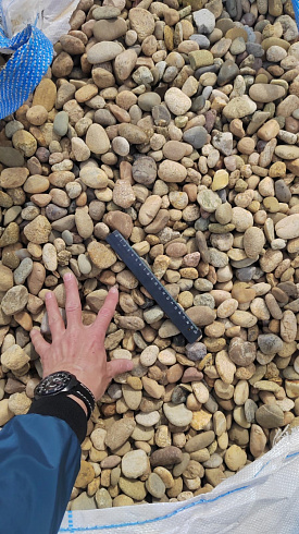 Kamenclub.ru: Галька речная окат рыжая фр. 20-40 мм. купить  в Екатеринбурге галька речная окатанная рыжая желтая серая округлая речная галька 5000 руб/т   фото КАМЕНЬ КЛУБ