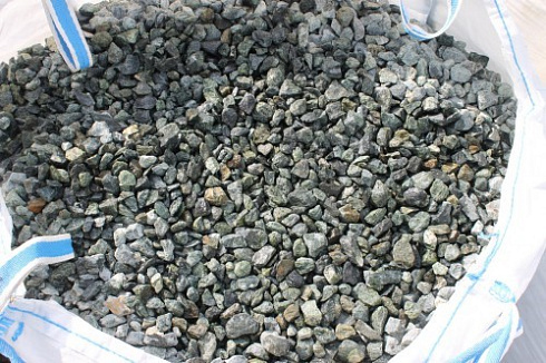 Kamenclub.ru: Щебень крошка зеленый (змеевик) фр. 20-40 мм.  купить в Екатеринбурге мрамор зеленый, салатовый ландшафтная мраморная крошка 8500 руб/т   фото КАМЕНЬ КЛУБ