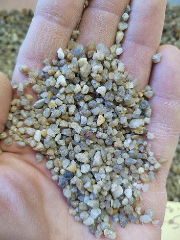 Кварцевый песок для площадок фр. 2-5 мм.  купить в Екатеринбурге фото Камень Клуб